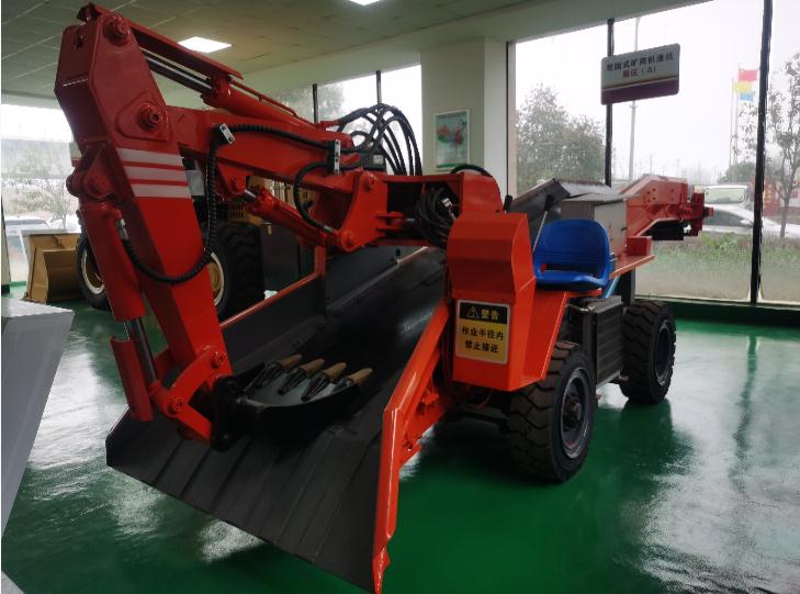 輪式扒渣機(jī)應(yīng)設(shè)立保養(yǎng)制度，使扒渣機(jī)得到應(yīng)有的呵護(hù)